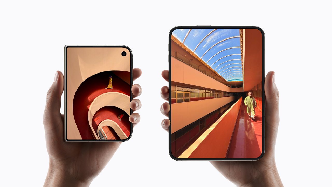 閉じたiPhone Duoと、開いたiPhone Duo
