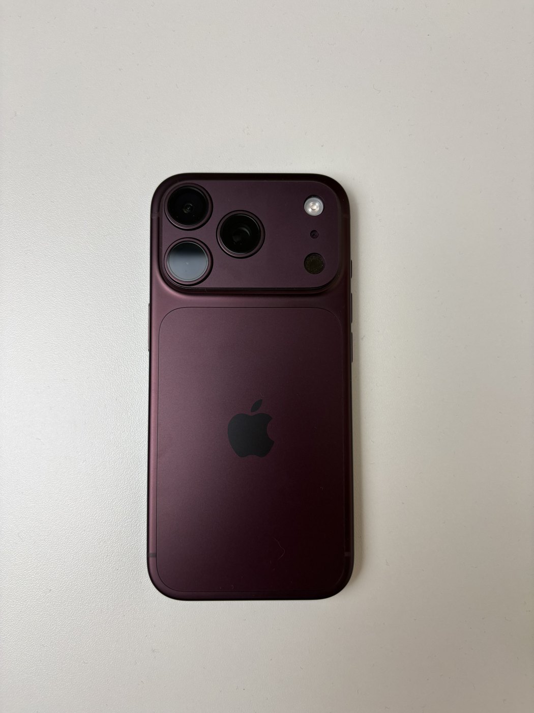 iPhone 18 Pro バーガンディの背面(真上から)