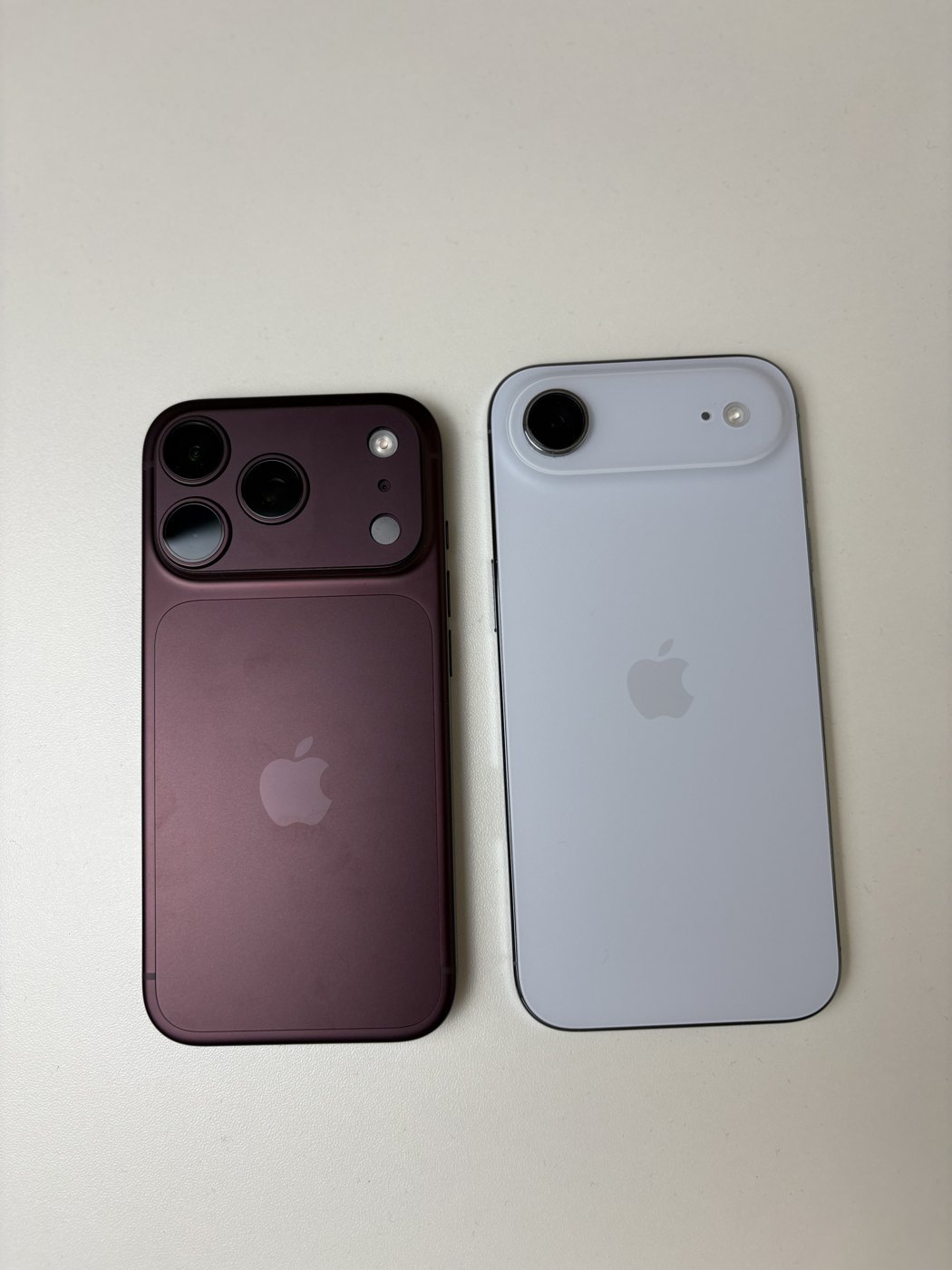 iPhone 18 ProとiPhone Airを並べたところ