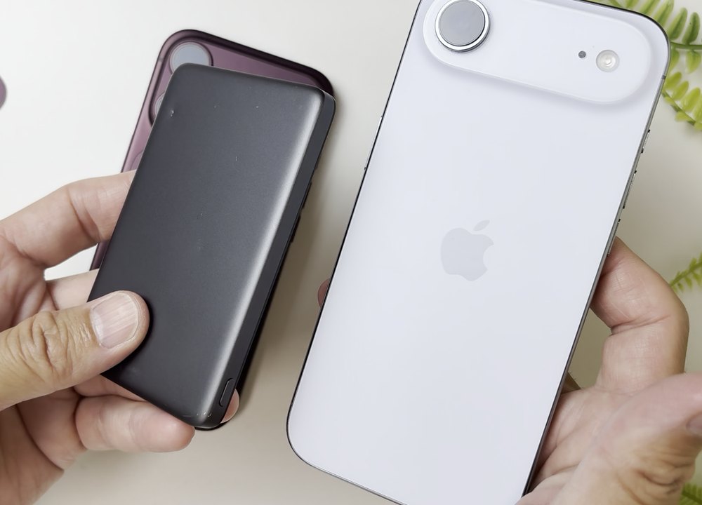 iPhone Airと磁石でつくバッテリーを並べたところ