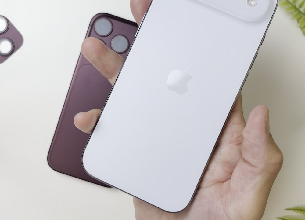 iPhone Airの背面を18 Proの上に重ねたところ